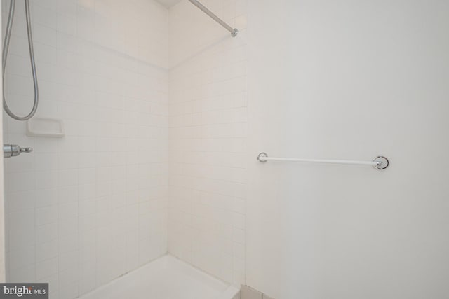 full bathroom featuring tiled shower