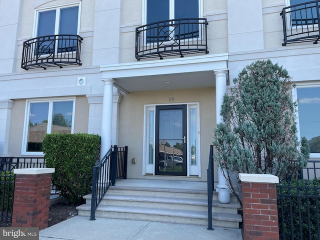 property entrance featuring a balcony