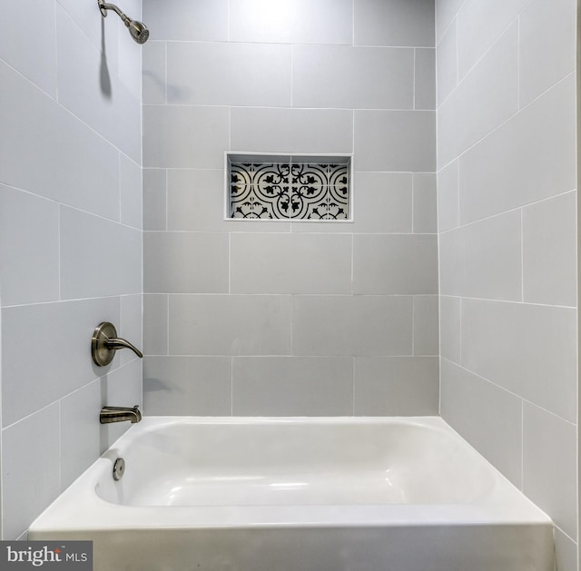 bathroom featuring tiled shower / bath combo