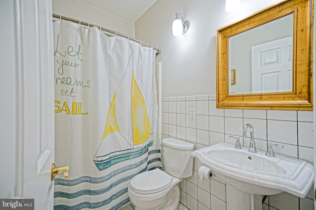 bathroom with curtained shower, tile walls, toilet, and decorative backsplash