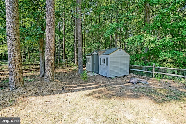 view of yard with a storage unit