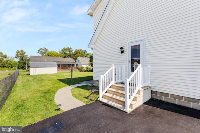 view of yard featuring an outdoor structure