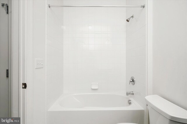 full bath featuring toilet and shower / bath combination