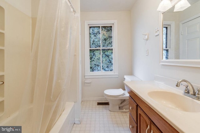 full bathroom with shower / tub combo with curtain, vanity, and toilet