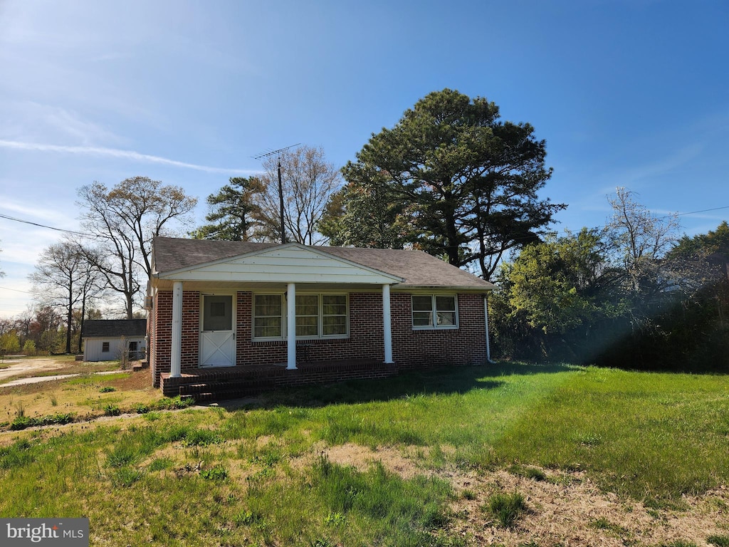 view of front of home featuring a front lawn