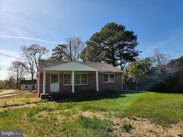 view of front of home featuring a front lawn