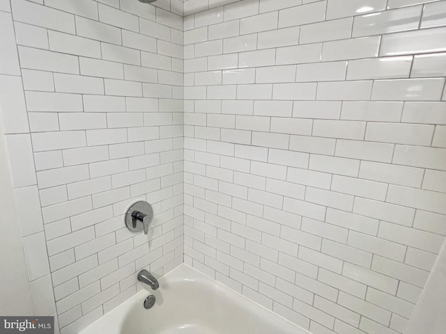 bathroom featuring tiled shower / bath combo