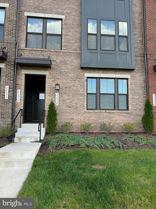 view of front of home featuring a front lawn