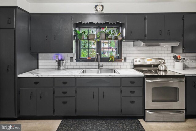 kitchen featuring stainless steel electric stove, sink, tasteful backsplash, and gray cabinets