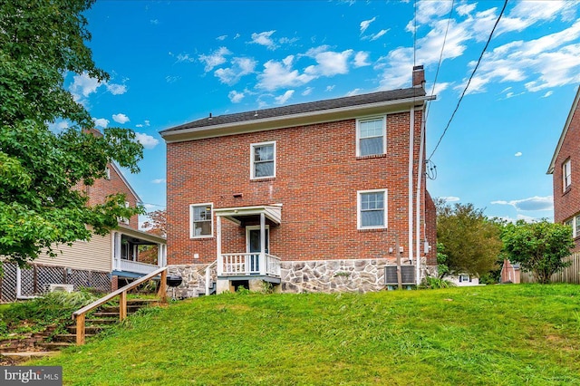 back of house featuring a lawn