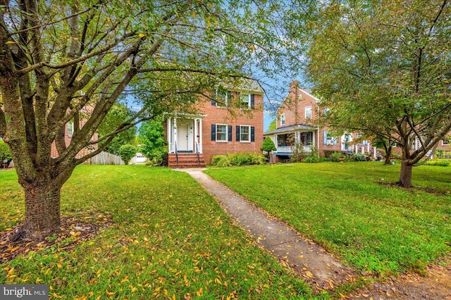 view of front of house featuring a front lawn