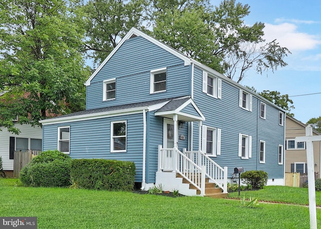 view of front of house featuring a front lawn