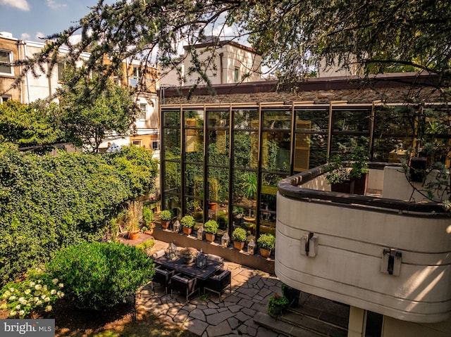 view of yard featuring a patio