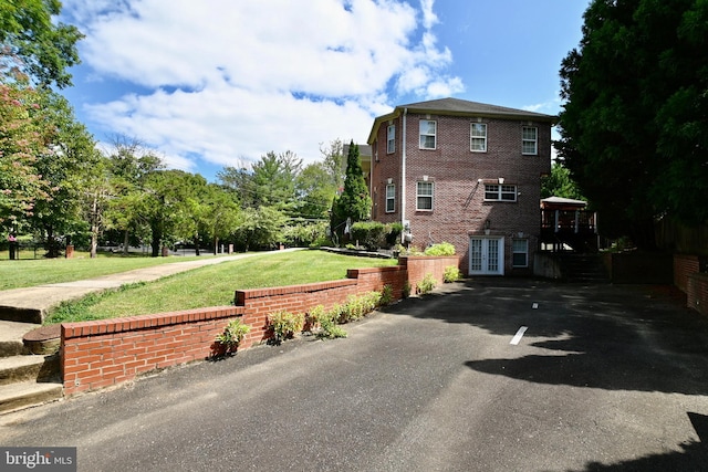 view of side of property featuring a lawn