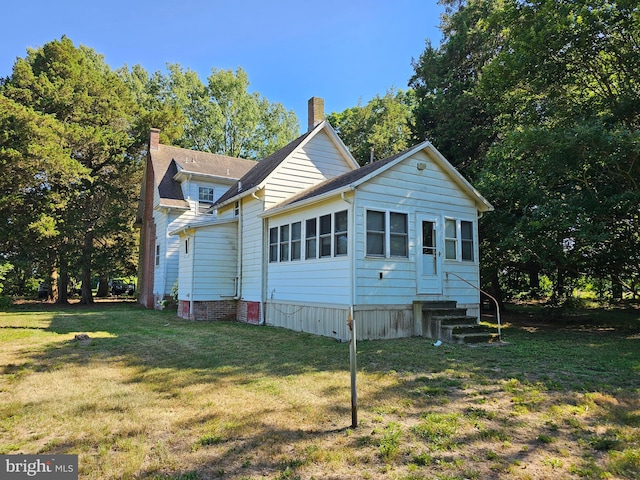 view of front of property featuring a front yard