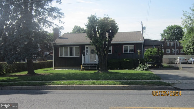 view of front of home featuring a front lawn