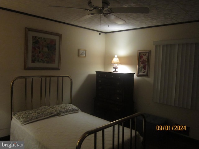 bedroom featuring crown molding and ceiling fan