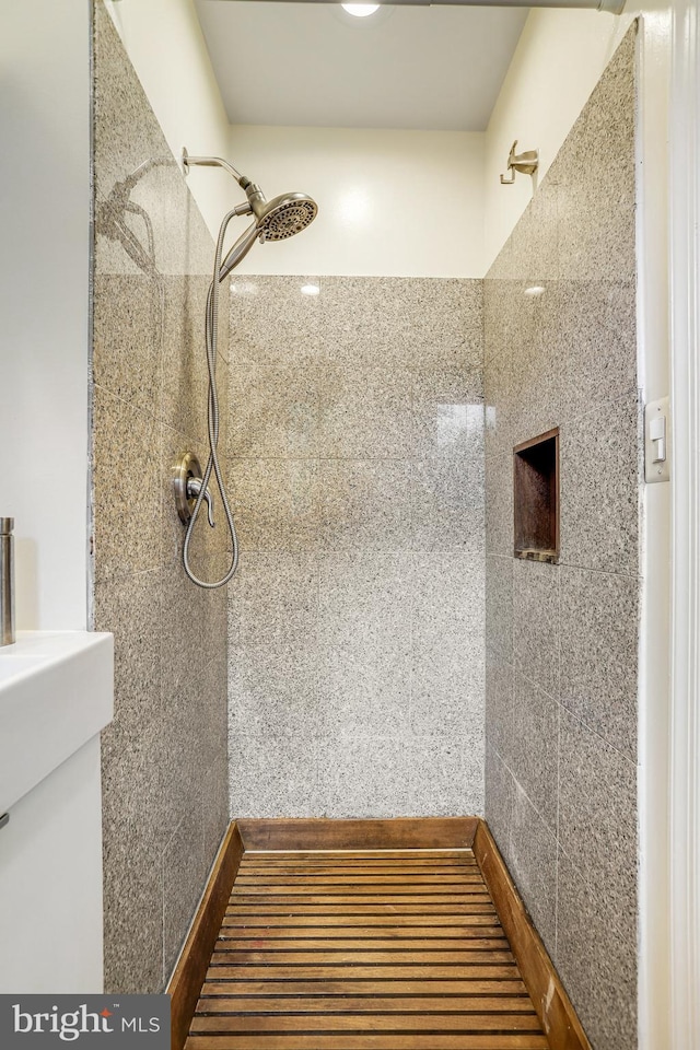 bathroom featuring tiled shower