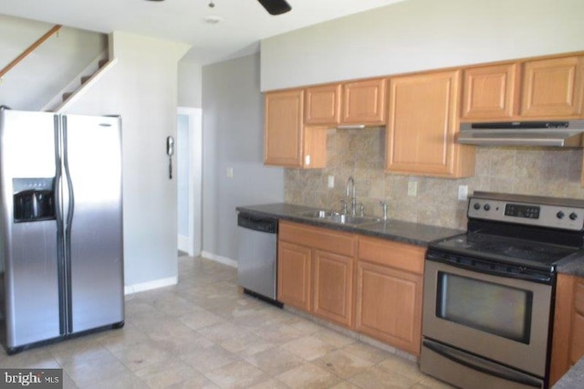 kitchen featuring backsplash, sink, stainless steel appliances, and ceiling fan