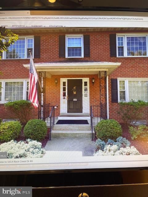 townhome / multi-family property featuring covered porch