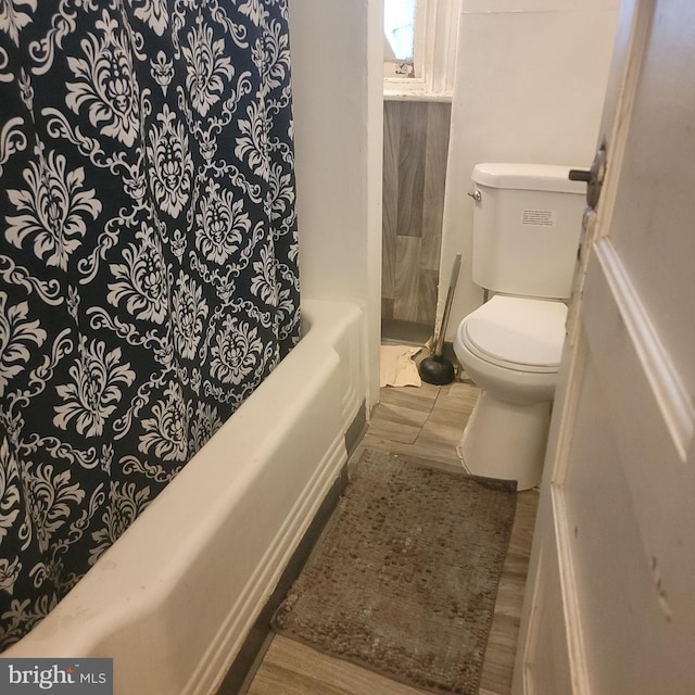 4111 N 8th St, Philadelphia, PA 19140 - full bathroom with toilet, a shower with shower curtain, and a washtub