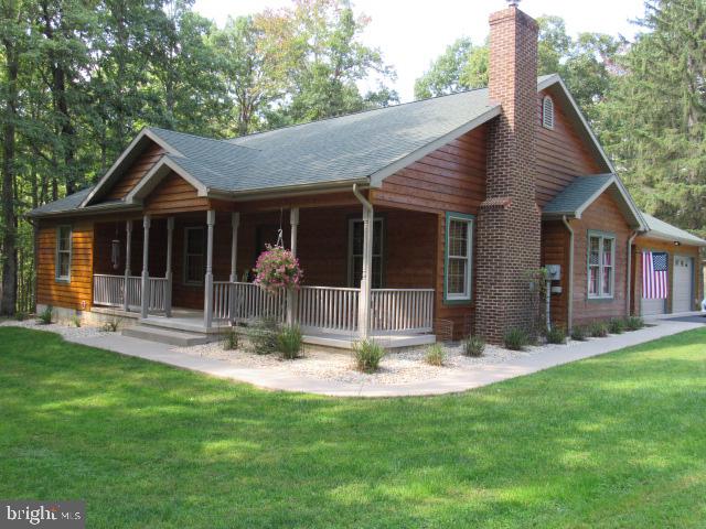 view of front of property featuring a porch and a front lawn