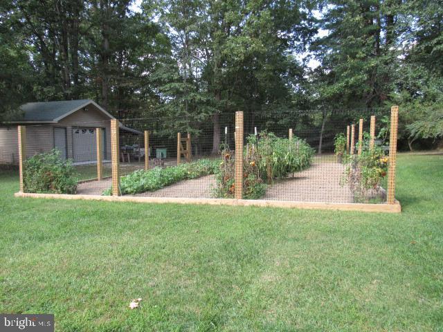 view of yard featuring an outbuilding and a garage