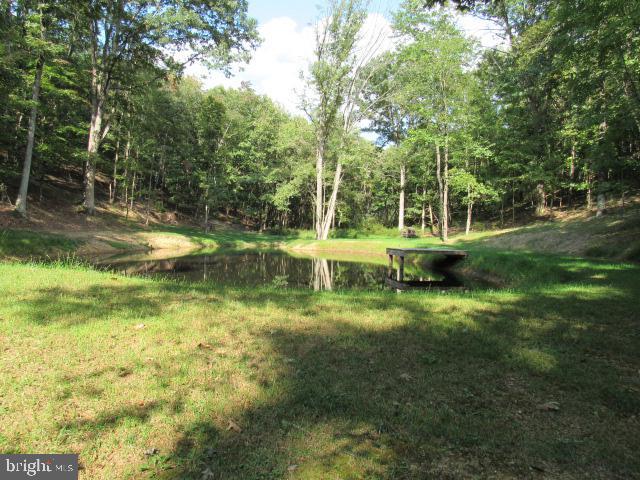 view of yard featuring a water view