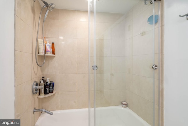 bathroom with enclosed tub / shower combo