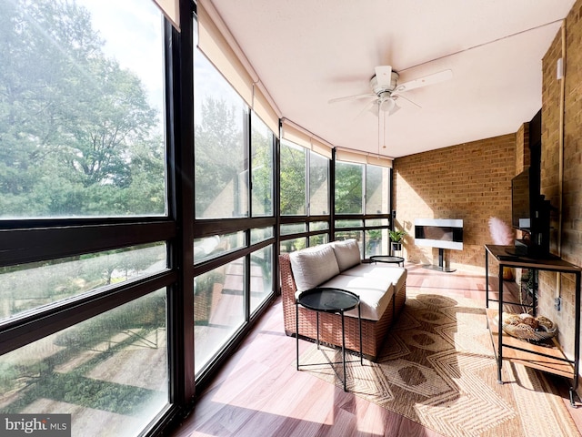 sunroom with ceiling fan