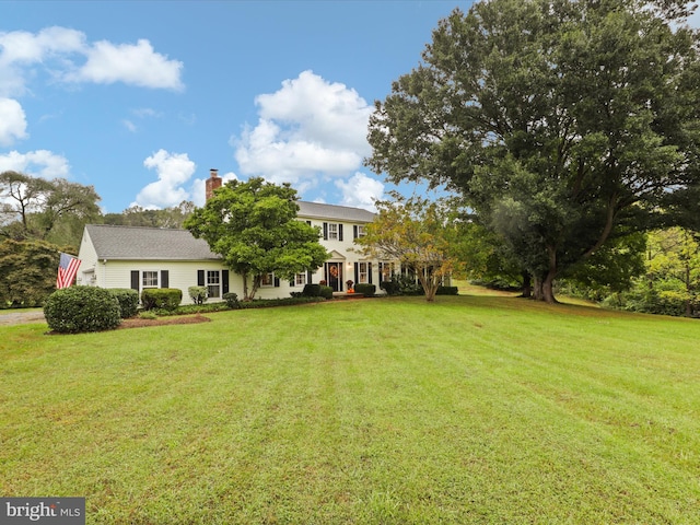 view of front of house featuring a front lawn