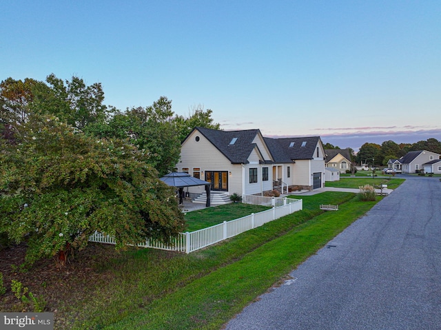 view of front of property featuring a yard