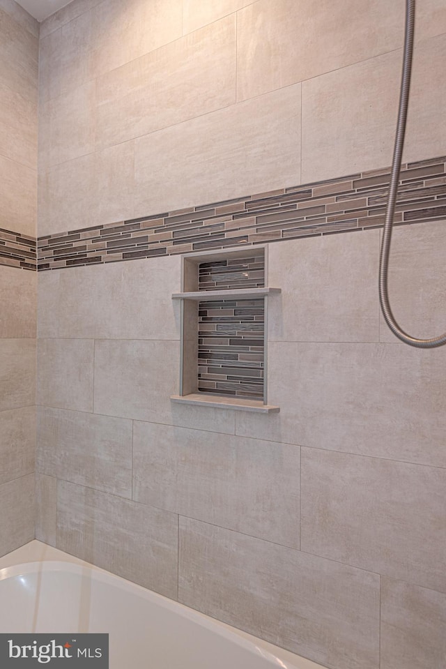 details featuring tiled shower / bath