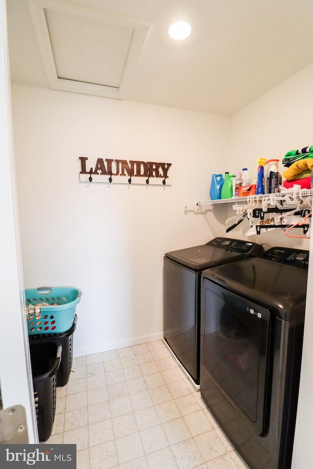 washroom featuring washing machine and clothes dryer