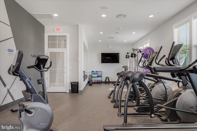 exercise room featuring recessed lighting, visible vents, and baseboards