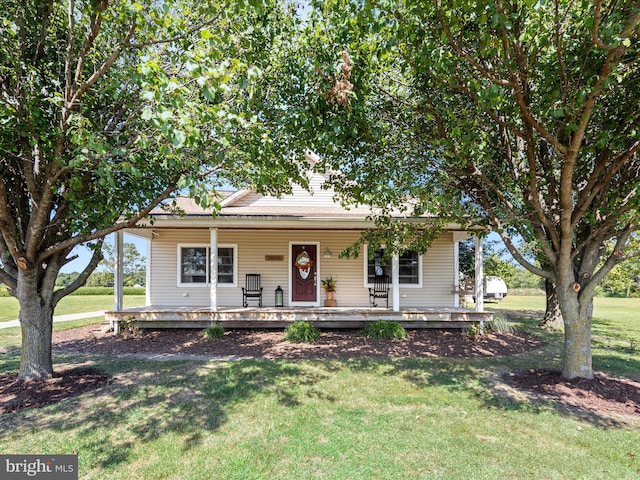 view of front of property with a front yard