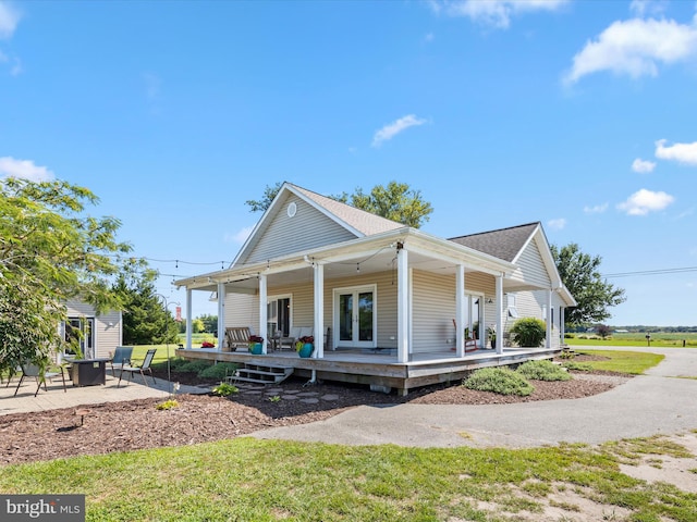 view of front facade with covered porch and a front lawn