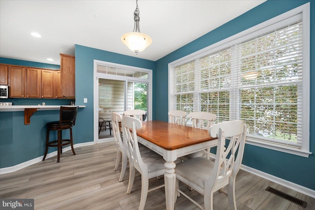 dining room featuring visible vents, recessed lighting, light wood-style floors, and baseboards