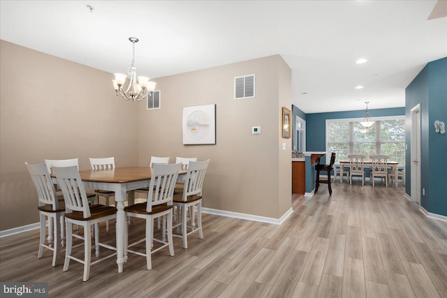 dining space featuring light wood finished floors, visible vents, recessed lighting, and baseboards