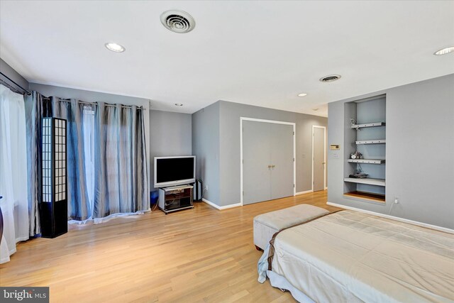 bedroom with light wood finished floors, visible vents, recessed lighting, and baseboards