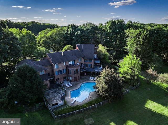 bird's eye view featuring a wooded view