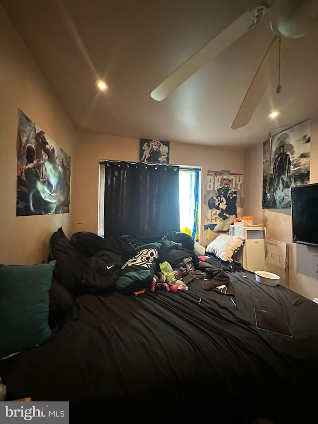 bedroom with ceiling fan