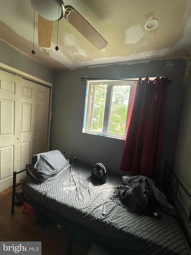 bedroom with ceiling fan and a closet