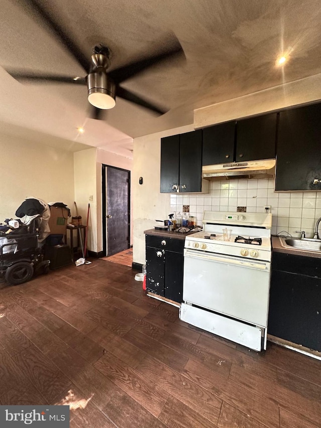 kitchen featuring sink, white gas range oven, ceiling fan, and dark hardwood / wood-style floors