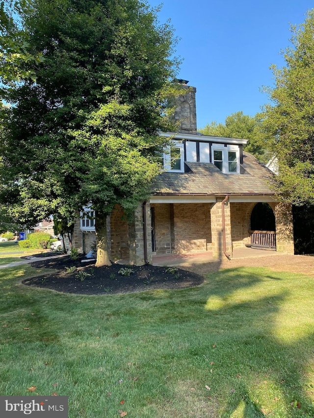 view of front of property featuring a front lawn