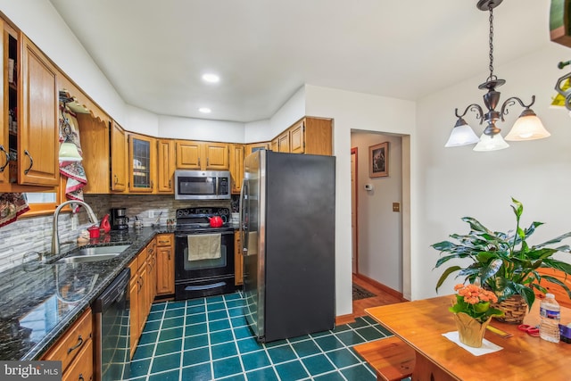 kitchen featuring sink, tasteful backsplash, decorative light fixtures, black appliances, and a notable chandelier