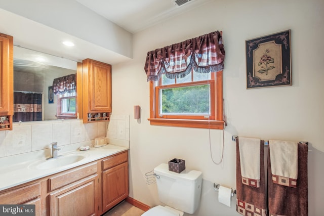 bathroom featuring a shower with curtain, vanity, toilet, and tasteful backsplash