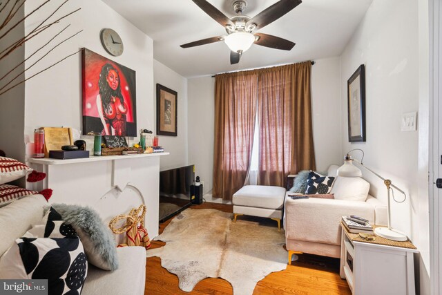 living room featuring light wood-type flooring and ceiling fan