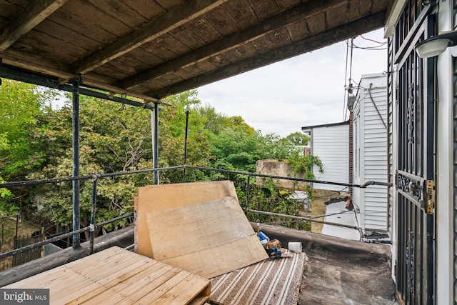 deck with outdoor dining space