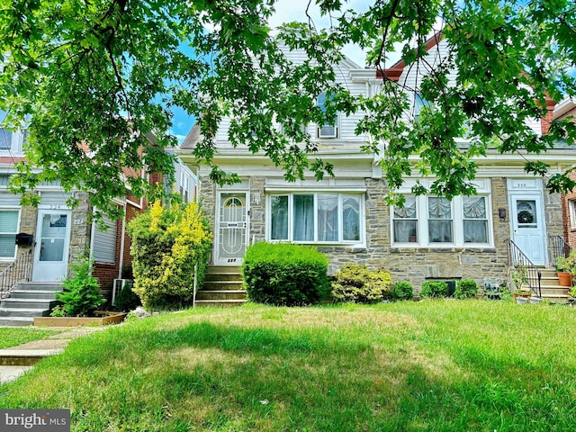 view of front facade with a front lawn